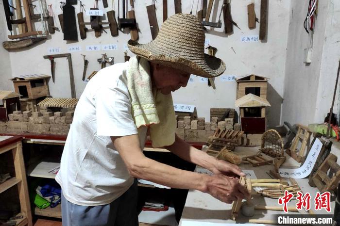 陕西一八旬老人手工制作微型农具 用技艺留住“农耕文化”