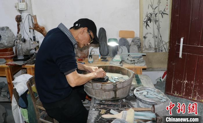 海外华文媒体代表走访安徽歙县渔梁坝体验古徽州文化