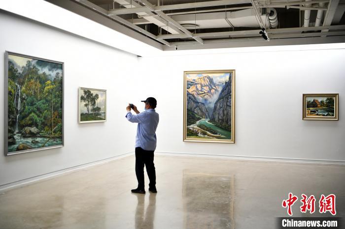 著名画家姚钟华个展昆明开展 中西融合展“看得见风景的山水”