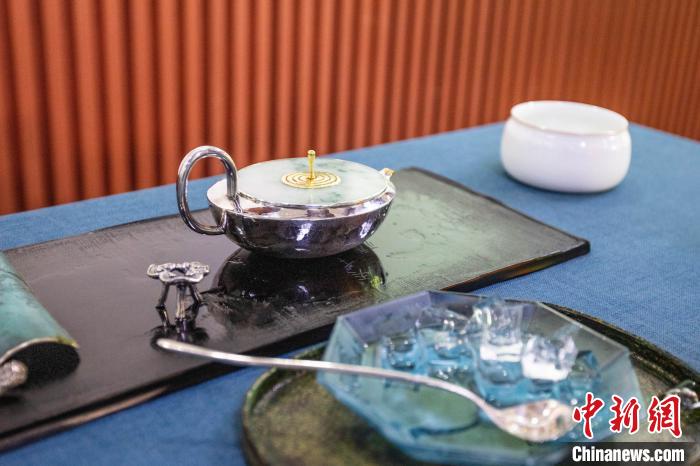 中国茶叶博物馆发布冰茶壶 还原传统茶水冰泡技艺