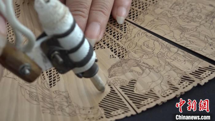 百余件珍品扇子在沪展出 制扇大师揭秘如何制作檀香扇