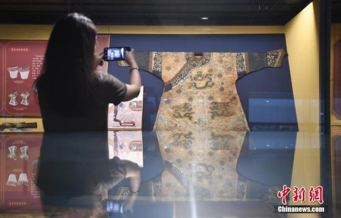 清东陵文物修复后杭州首展 含慈禧龙袍