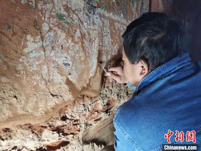 “草原敦煌”阿尔寨石窟已完成10座石窟壁画修复保护