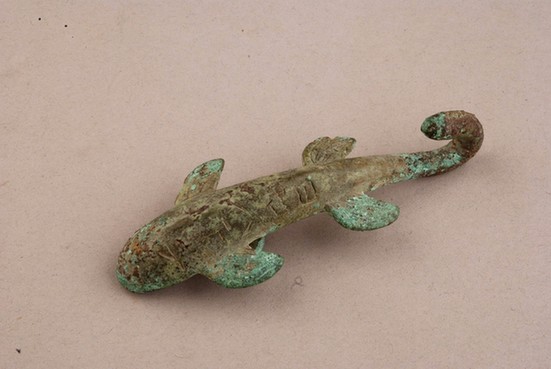 西汉鲵鱼形铜带钩