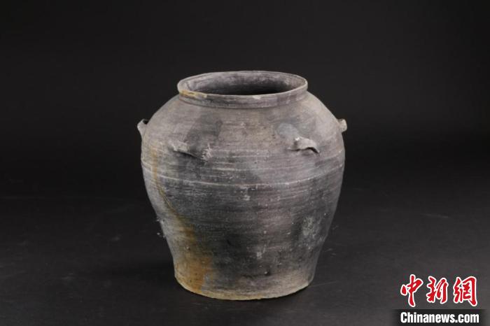 广州南越王宫博物馆展出200余件陶瓷文物