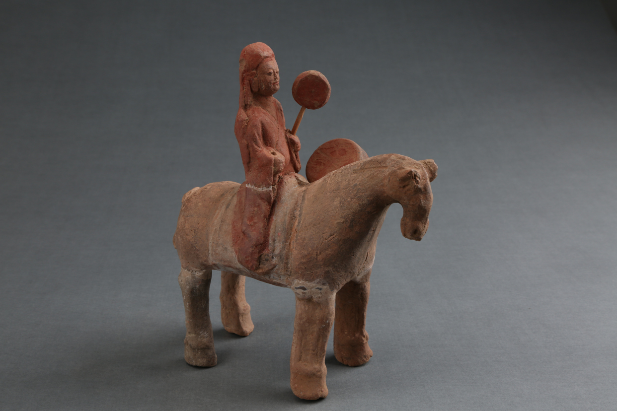 陕西首次发现最为完整的北周家族墓园 罕见酒神驮囊骆驼俑出土