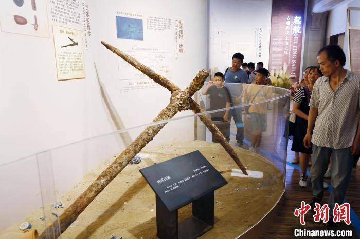 长江口二号古船出水文物在上海市历史博物馆内公开展出