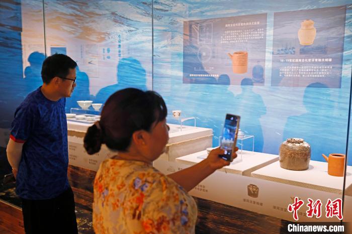 长江口二号古船出水文物在上海市历史博物馆内公开展出